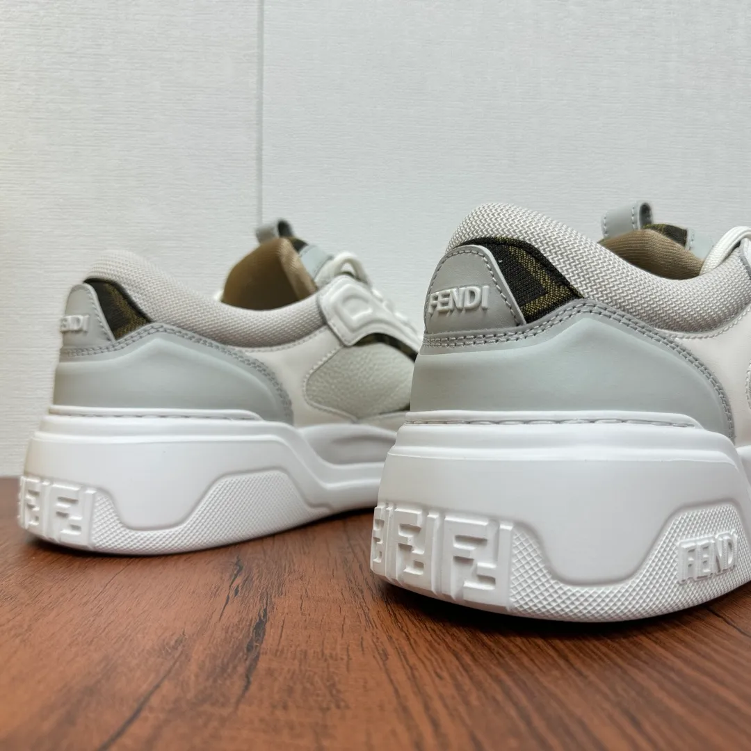 Batch 780 FENDI/FENDI Force men's sports shoes, new thick-soled lightweight lace-up low-top shoes at the counter, made of white full-grain leather and white and brown smooth leather, with padded elements. Brown FF jacquard and yellow technical fabric details. Lightweight, thick white sole with FF graphic details on the toe and heel. Main body of pebbled soft cowhide with Nappa calfskin. Contrasting color multiple composite splicing, extremely modern and youthful, webbing style lace-up hole design, multiple injection molded brand logo plastic modules on the toe, and embroidered FF logo on the side, heavy craftsmanship, full of details, super high quality control and fine workmanship! Full mesh breathable lining, ultra-light TPR foam rubber; molded outsole, lightweight and versatile, non-slip and wear-resistant! Comes with full packaging! Size: 39-40-41-42-43-44 Leather shoe size (can be customized, 38.45 cannot be returned or exchanged) Item number: 7E1728 Gray and white